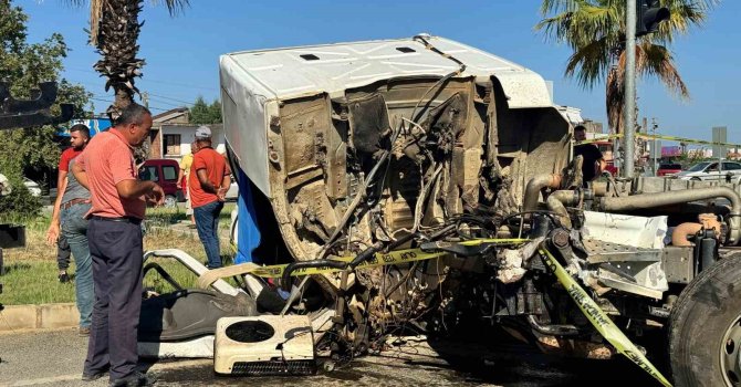 Tarın çarptığı kamyonun şoför mahalli koptu:1 ölü