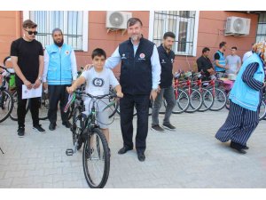 Depremzede yetimlerin yüzü hediye edilen bisikletlerle güldü