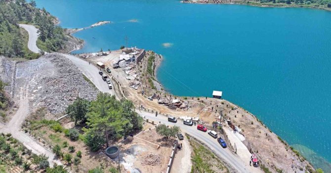 Alanya’da mutlak koruma alanındaki ruhsatsız 34 çardak ve betonarme inşaat yıkıldı