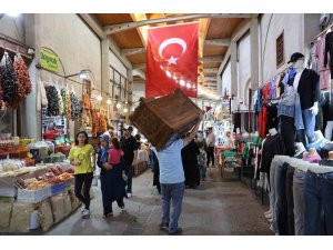 Kahramanmaraş’ta sıcak havada serin çarşıda alışveriş imkanı