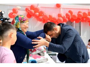 Başkan Özay, konteyner kentteki çocukları bayram öncesi unutmadı