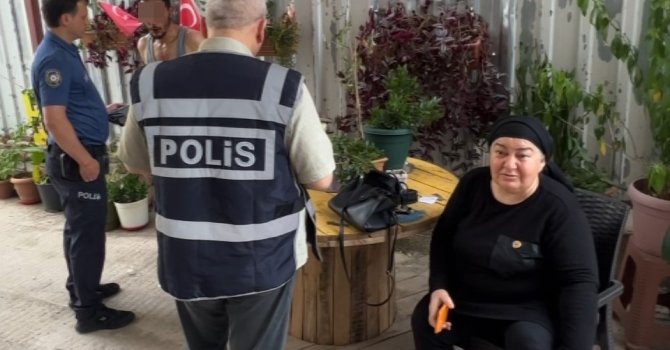 Fotoğrafçı kadının çantasından para çaldı, yakalanınca özür dileyip helallik istedi