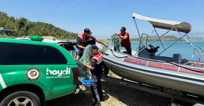 Adana’da jandarma ekipleri baraj gölünde 300 metre misina ağı ve 60 sepet tuzak topladı