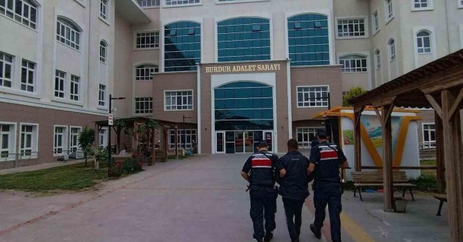 Burdur’da jandarma ekiplerinin asayiş çalışmalarında 5 firari yakalanarak cezaevine gönderildi