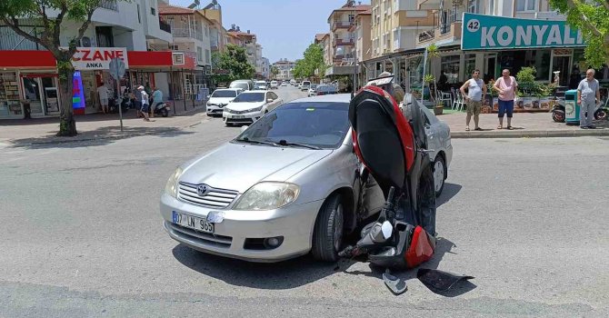 Otomobile çarpan motosiklet amuda kalkarak durdu: 2 yaralı