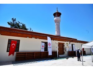 Depremde hasar gören 534 yıllık cami ibadete açıldı