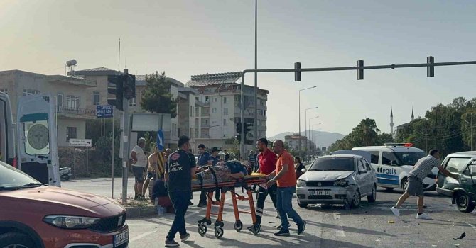 Sinyalizasyon sisteminin çalışmadığı kavşakta kaza: 4 yaralı