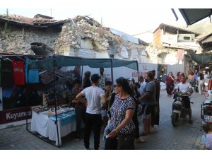 Depremin yıktığı çarşıda eski günleri aratmayan bayram alışverişi