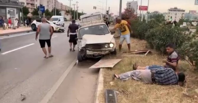 Mersin’de 3 kişinin yaralandığı trafik kazası kamerada