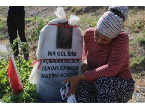 Deprem mezarlığında gözyaşları içinde hüzünlü bayram