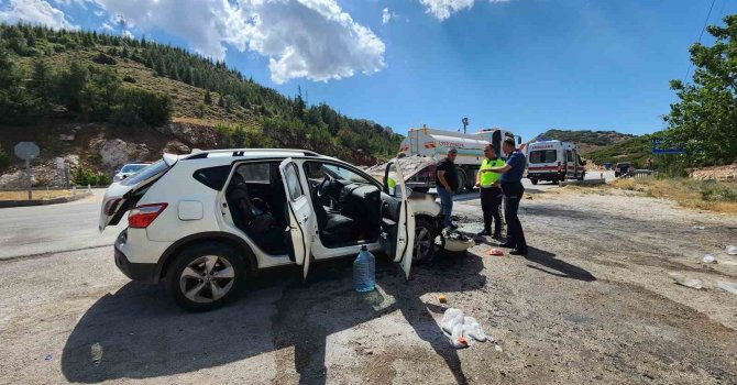 Seyir halindeki otomobil alev aldı, 3 kişi dumandan etkilendi