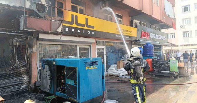 Antalya’da korkutan yangın, plastik deposuna sıçramadan söndürüldü