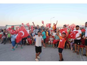 Depremzedeler, milli maç heyecanını konteyner kente kurulan dev ekranda yaşadı