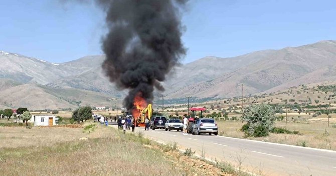 Kahramanmaraş’ın Afşin ilçesinde seyir halindeki kepçe yandı