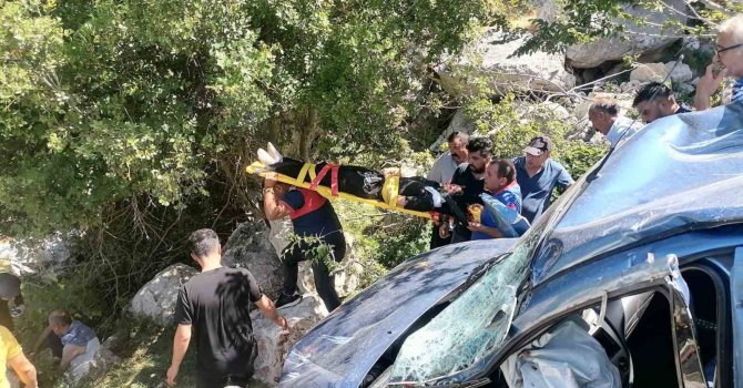 Yayla yolunda otomobil uçuruma yuvarlandı: 5 yaralı