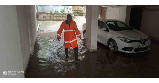 Burdur’da fırtına bir anda geldi, evlerin çatıları uçtu, yangın ve su baskınları oluştu