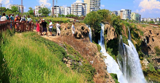 Düden Şelalesi’ne tatilci akını