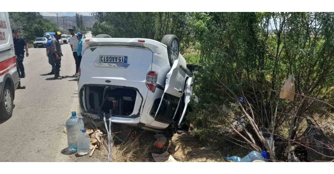 Burdur’da hafif ticari araç takla attı, yaşlı çift yaralandı