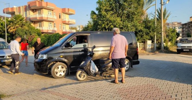 Minibüs ile motosiklet çapıştı: 1 yaralı