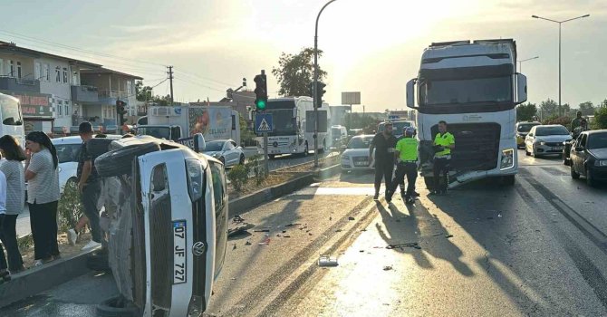 Kırmızı ışıkta duramayan kamyon, çarptığı otomobile takla attırdı: 2 yaralı