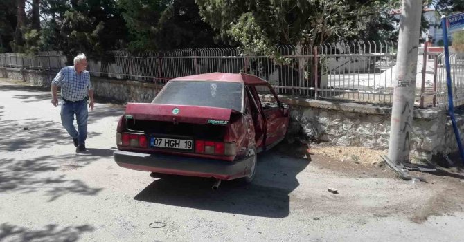 Burdur’da kavşağa kontrolsüz giren otomobil ile minibüs çarpıştı, 1 yaralı