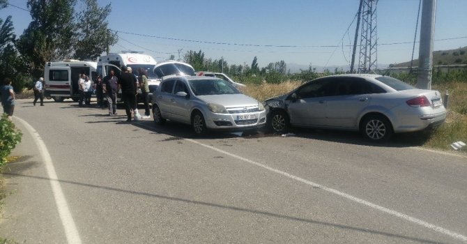 Isparta’da otomobiller kafa kafaya çarpıştı: 3 yaralı