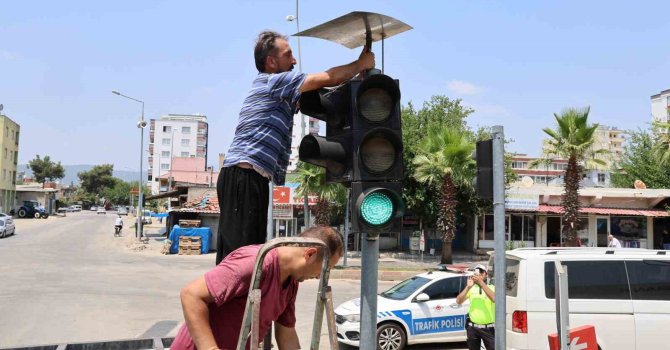 Polisten trafik ışıklarına yuva yapan kumrulara gölgelik