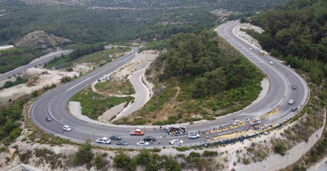 Mersin’de limon yüklü kamyon devrildi: 6 yaralı