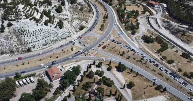 Bayram tatili sonrasında Antalya ve Fethiye yollarının bağlantı noktası olan Burdur’da trafik yoğunluğu oluştu