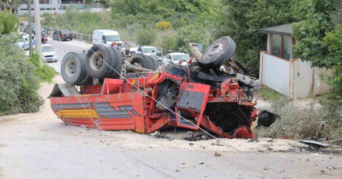 Takla atarak hurdaya dönen hafriyat kamyonunun sürücüsü yaralandı