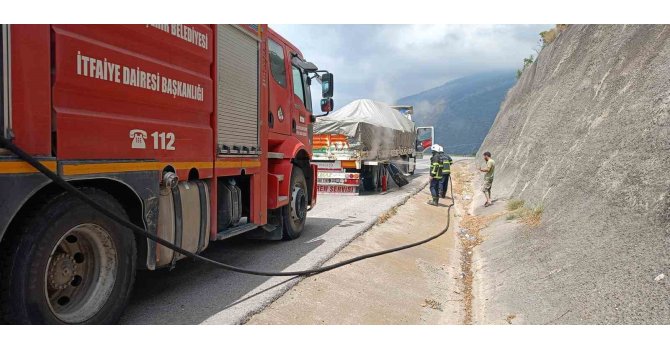 Balataları yanmaya başlayan tıra itfaiye ekipleri müdahale etti