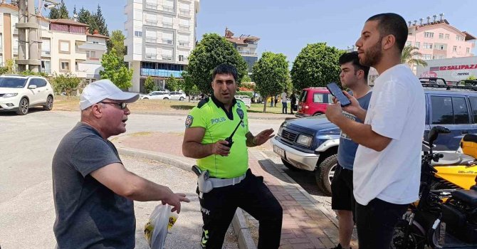 Motosikletlere çarpıp kaçan sürücüyü peşinden koşarak yakaladı