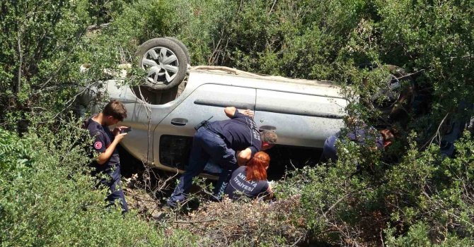 Antalya’da araç 15 metrelik şarampole devrildi: 2 yaralı