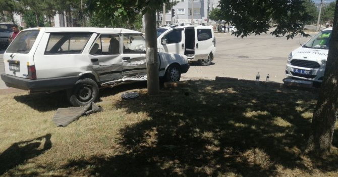 Isparta’da otomobil ve ticari araç çarpıştı: 3 yaralı