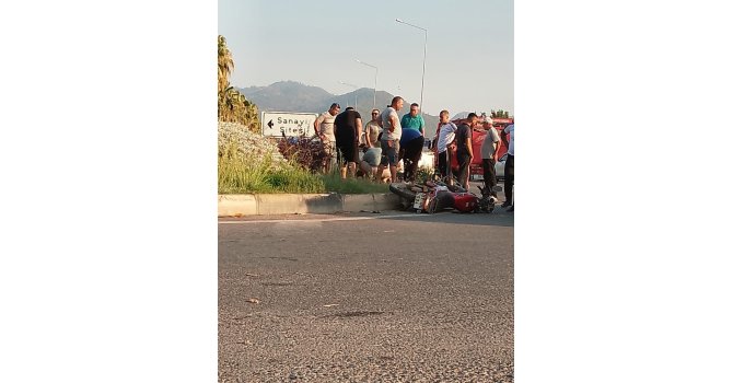 Gazipaşa’da motosiklet sürücüsünün hayatını kask kurtardı