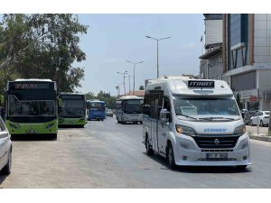 Adana’da 50 derecede dolmuşta vatandaşa ’klima’ çilesi