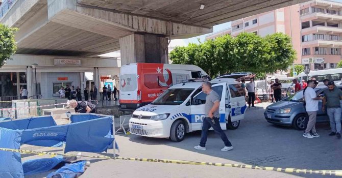 Adana’nın Seyhan ilçesinde motosikletli kişiler tarafından trafik ışıklarında bir otomobile silahlı saldırı düzenlendi. Saldırıda 1 kadın öldü, 2 kişi de yaralandı.