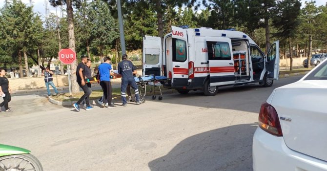 16 yaşındaki ehliyetsiz sürücünün kullandığı motosiklet ticari araçla çarpıştı: 1 yaralı