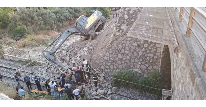 Hatay’da toprak altında kalan iş makinası operatörü kurtarıldı