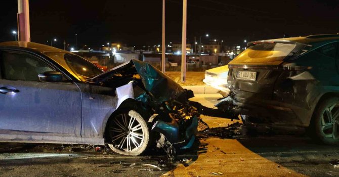 Antakya’da 2 otomobilin çarpıştığı kazada 1 kişi yaralandı