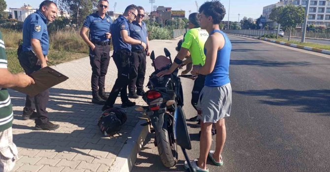 Motosiklet, köprü bariyerine çarptı: 2 yaralı