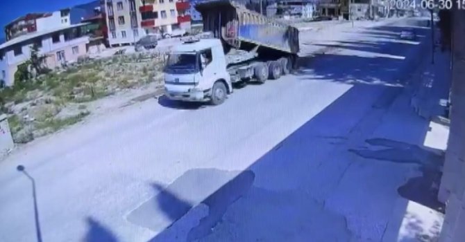 Seyir halinde damperini açan kamyon, 200 metre boyunca yola toprak döktü o anlar kamerada