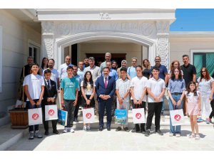 Depremin yaralarının sarıldığı Hatay’dan çıkan 10 LGS birincisi ödüllendirdi