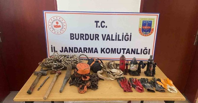 Burdur’da jandarmanın kaçakçılık ve uyuşturucu operasyonlarında 4 kişi tutuklandı