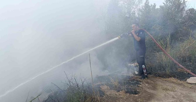 Makilik alana bırakılan çöplerin neden olduğu yangına muhtar isyan etti: “Önce çöp döküyorlar, sonra yakıyorlar”