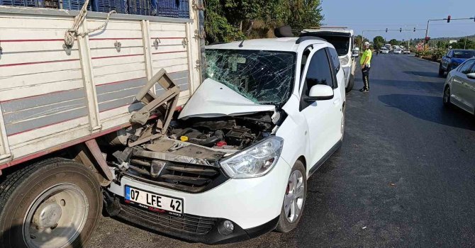 Portakal yüklü kamyona ‘ok’ gibi saplanan araç güçlükle bulunduğu yerden çıkarıldı