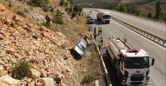 Burdur-Antalya yolunda kaza: Kontrolden çıkan otomobil bariyeri aşıp kayalıklara çarptı