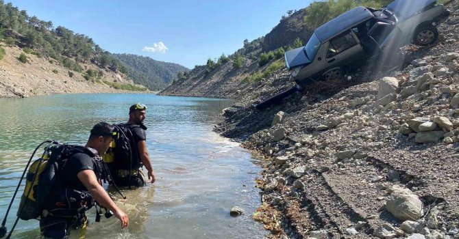 El freni çekilmeyen park halindeki otomobil baraj gölüne düştü