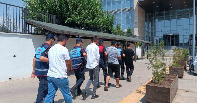 Mersin’de göçmen kaçakçılarına yönelik operasyon: 5 gözaltı