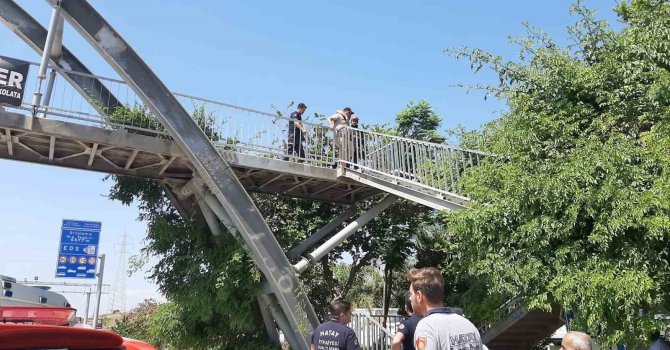 Üst geçide çıkarak intihar etmek isteyen şahıs ikna edildi